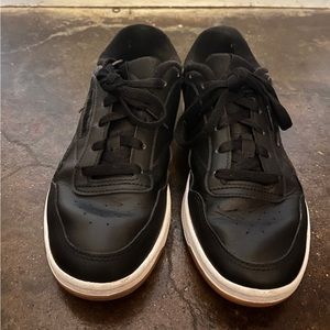 Women’s Sz 8 Classic Black Reebok Sneakers